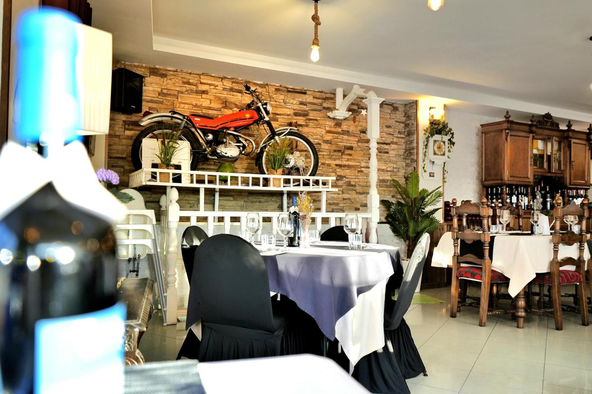 Hostal Mainz Piedralaves Extérieur photo