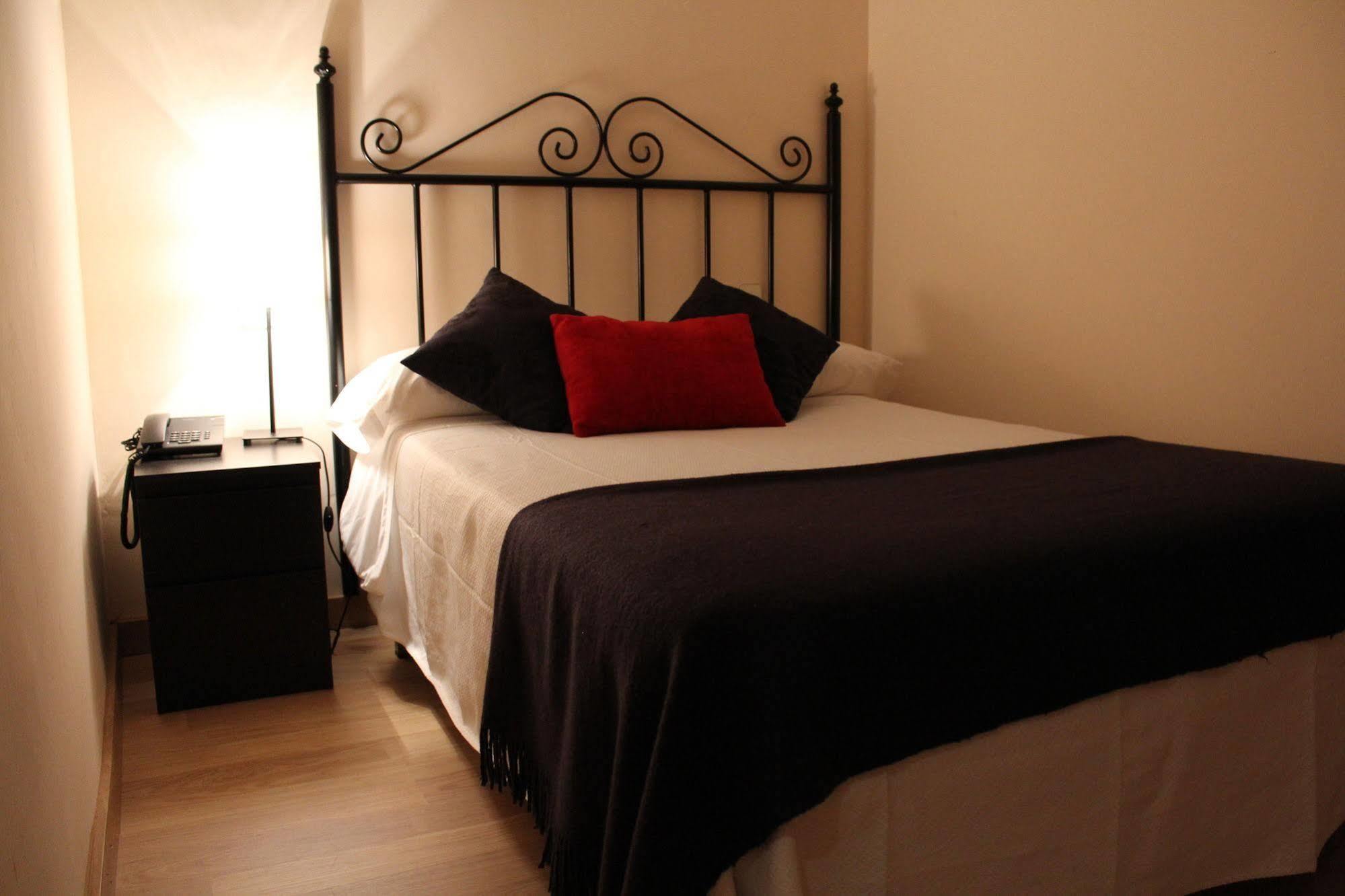 Hostal Mainz Piedralaves Extérieur photo
