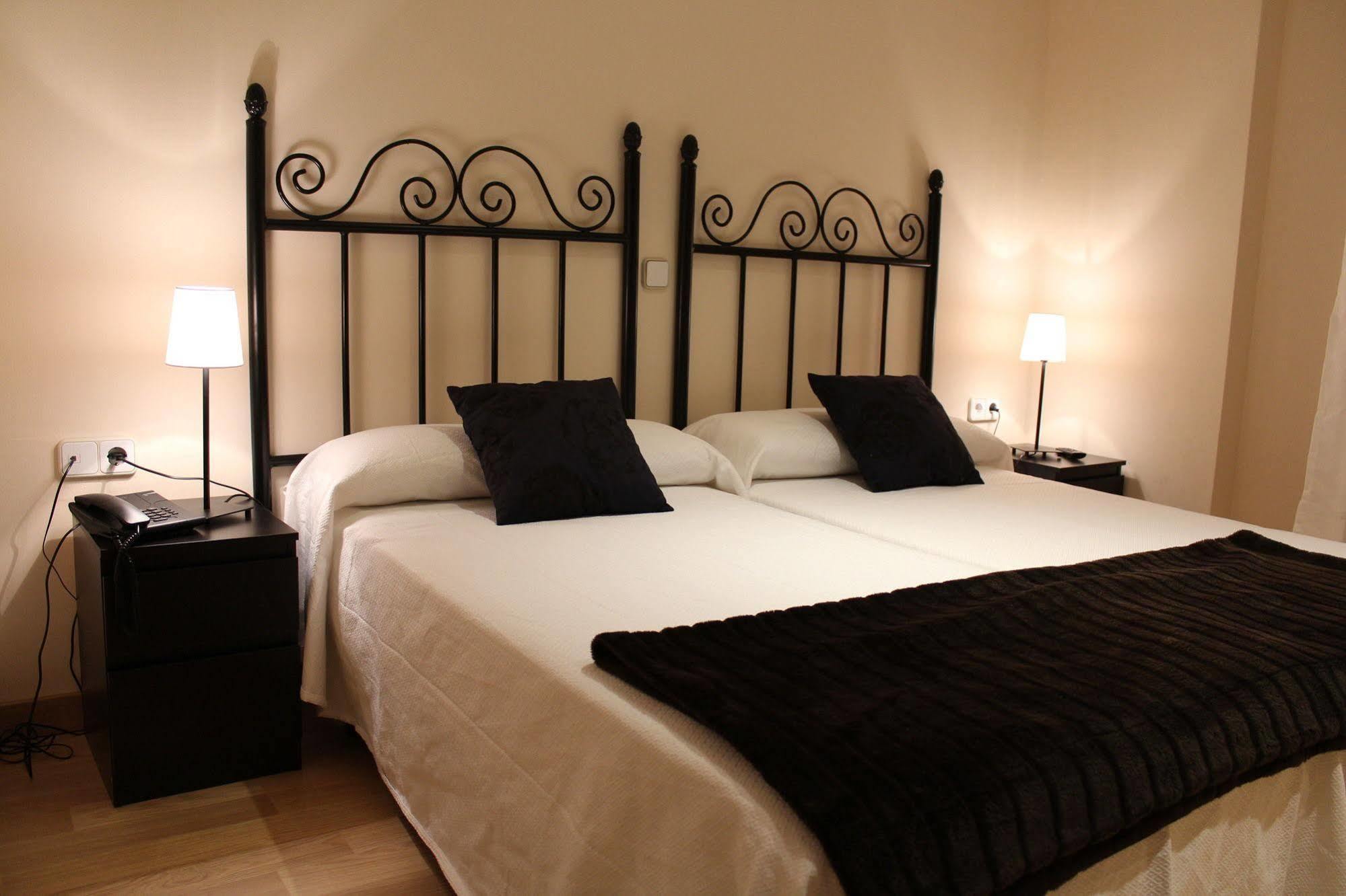 Hostal Mainz Piedralaves Extérieur photo
