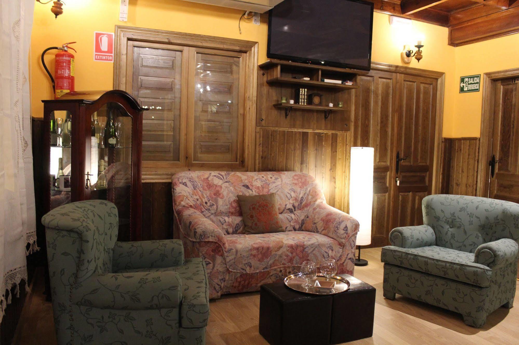 Hostal Mainz Piedralaves Extérieur photo