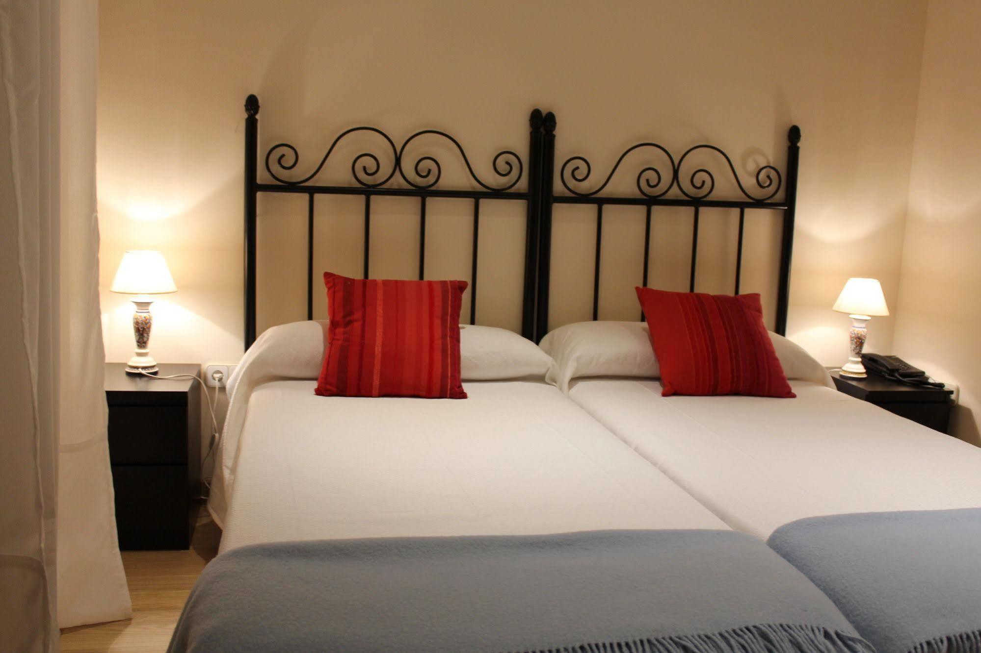 Hostal Mainz Piedralaves Extérieur photo